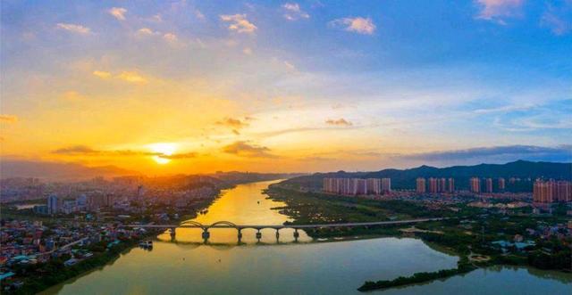 广东省“富到漏油”的县面积比2个香港大常住人口超过120万(图1)